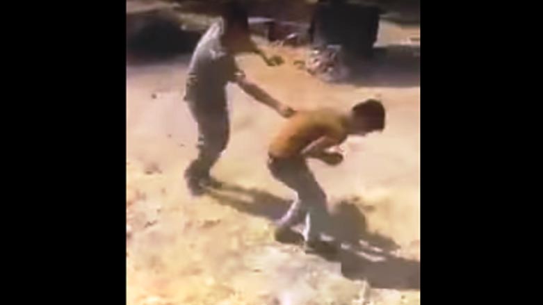 به‌ ڤيديۆ.. سه‌ربازانى توركيا ئه‌شكه‌نجه‌ى چوار گه‌نجى سوورى ده‌ده‌ن